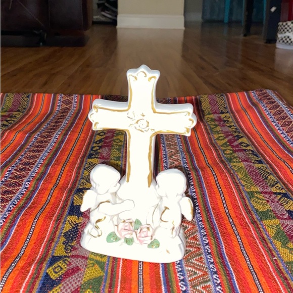 Vintage Porcelain Cross Figurine With Roses and 2 Angels - Picture 4 of 14